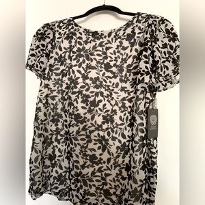 Vince Camuto black and white floral short sleeve blouse top size small